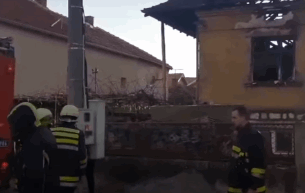 POŽAR U PIROTU: Komšije GASILE vatru, BUKTINJA 'progutala' kuću (VIDEO)