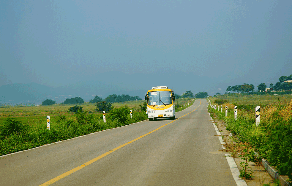 VELIKA NESREĆA: AUTOBUS prepun putnika SLETEO sa mosta, <span style='color:red;'><b>40 MRTVIH</b></span>! 





