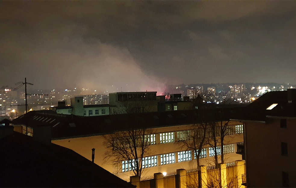 NAVIJAČI ZVEZDE PODIGLI BEOGRAD NA NOGE? <span style='color:red;'><b>Bakljada</b></span> i dim se nadvijaju nad Autokomandom (FOTO+VIDEO)