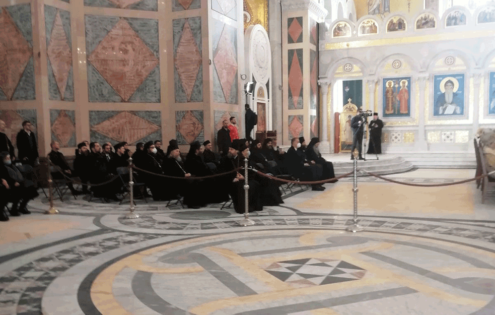 OVO JE SATNICA IZBORA NOVOG PATRIJARHA: Za episkope predviđene i PAUZE, a evo kada počinje <span style='color:red;'><b>ZASEDANJE SABORA</b></span>! 