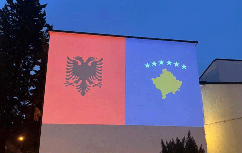 PROVOKACIJA U TUZIMA NA RAČUN ZDRAVKA KRIVOKAPIĆA: Gradonačelnik postavio zastavu Kosova i Albanije i poslao poruku premijeru Crne Gore!