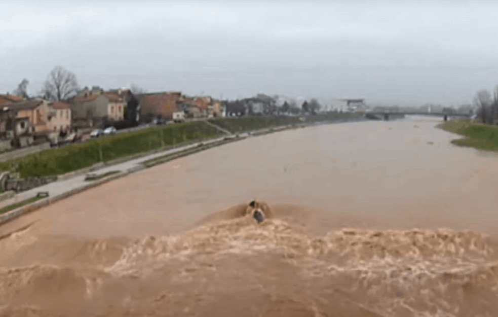 DRAMA NA NIŠAVI: Vozač BMV-a sleteo reku, spasavanje u toku