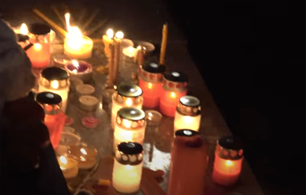 CEO REGION OPLAKAO BALAŠEVIĆA: Upaljeno na hiljade sveća, a poštovaoci na grobu ostavljaju <span style='color:red;'><b>emotivne poruke</b></span> (FOTO)