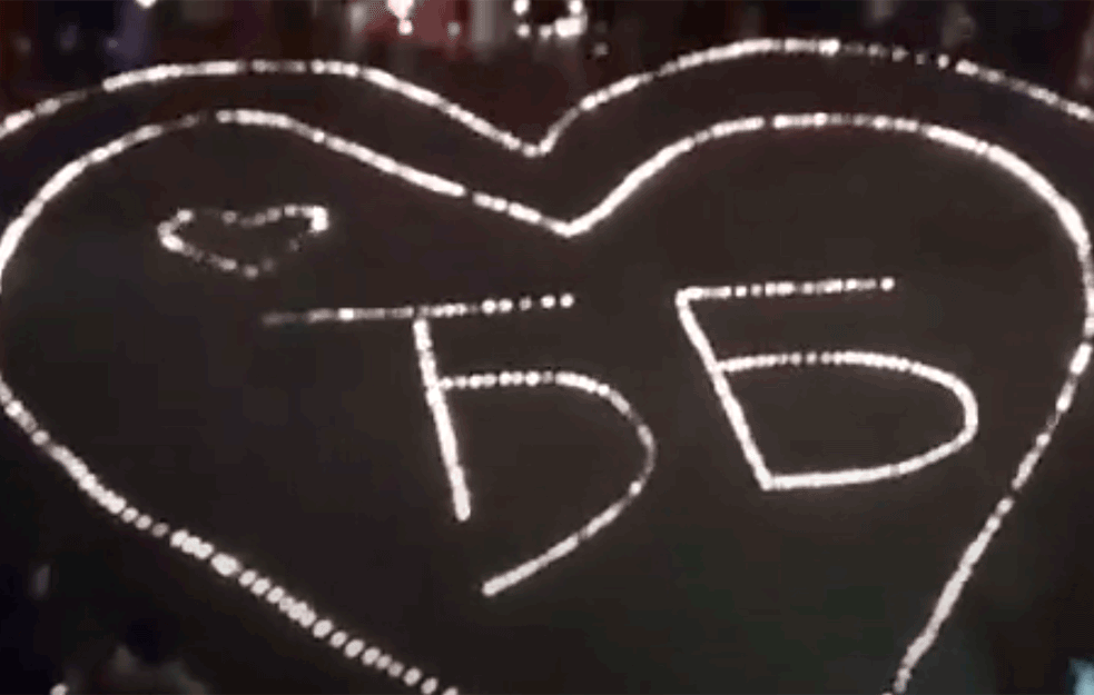 NOVI SAD se i noćas oprašta: Veliko srce od sveća za ĐOLETA i <span style='color:red;'><b>balada</b></span> 'Čovek sa mesecom u očima' (FOTO+VIDEO)