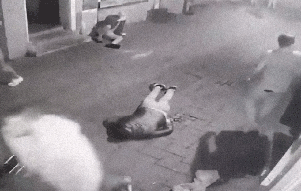 MONSTRUOZNA TUČA U NOVOM SADU: Onesvešćenom mladiću SKAKALI PO GLAVI, dvojica u TEŠKOM STANJU! (UZNEMIRUJUĆI VIDEO) 