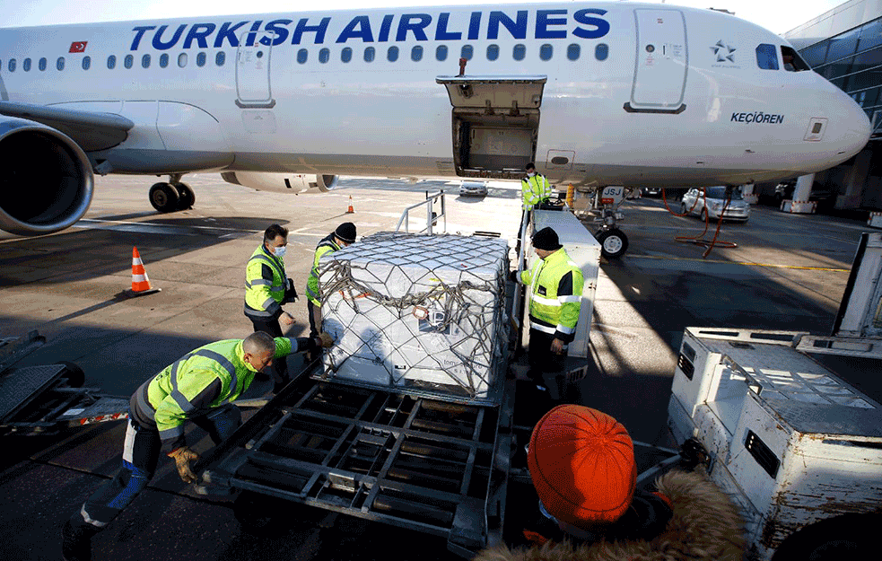 STIGLA I ČETVRTA VAKCINA: <span style='color:red;'><b>AstraZeneka</b></span> 'SLETELA' na beogradski aerodrom 

