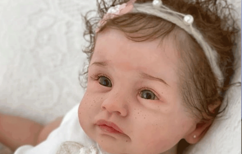 SENZACIJA NA DRUŠTVENIM MREŽAMA: Realistične skulpture beba, ljudi zbog njih - plaču (FOTO)