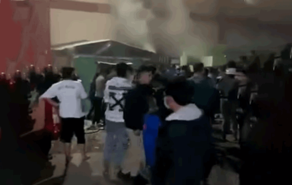 POŽAR ODNEO DEČIJI ŽIVOT: Mališana progutala VATRENA STIHIJA kod Atine, goreo <span style='color:red;'><b>MIGRANTSKI KAMP</b></span>! (VIDEO) 