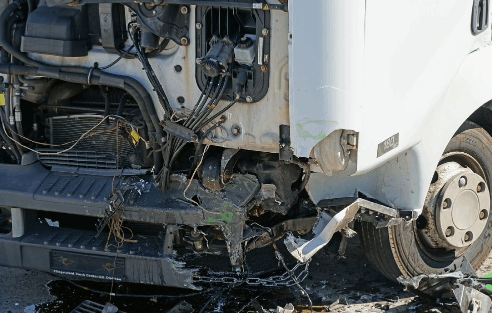 U SUDARU KOD UŽICA POGINULA ŽENA: Automobilom podletela pod kamion 