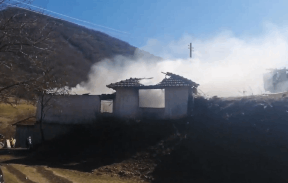 POŽAR U LEPOSAVIĆU: Staricu iznele komšije, kuća nestala u plamenu (VIDEO)
