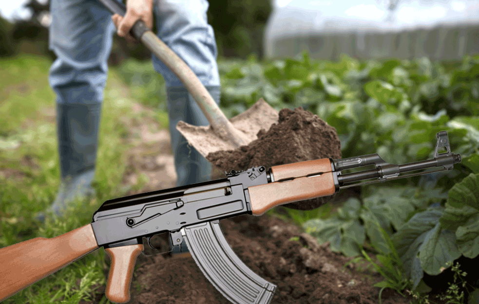 Pronašao KALAŠNJIKOV kopajući zemlju u ARANĐELOVCU: Krčio vrzinu pa počelo da VARNIČI! 
