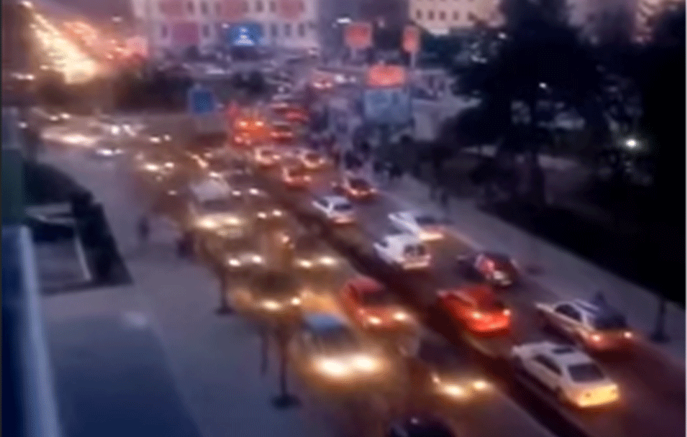 VELIČANSTVENA atmosfera na ulicama NIKŠIĆA: Nepregledne kolone i trobojke! (VIDEO)