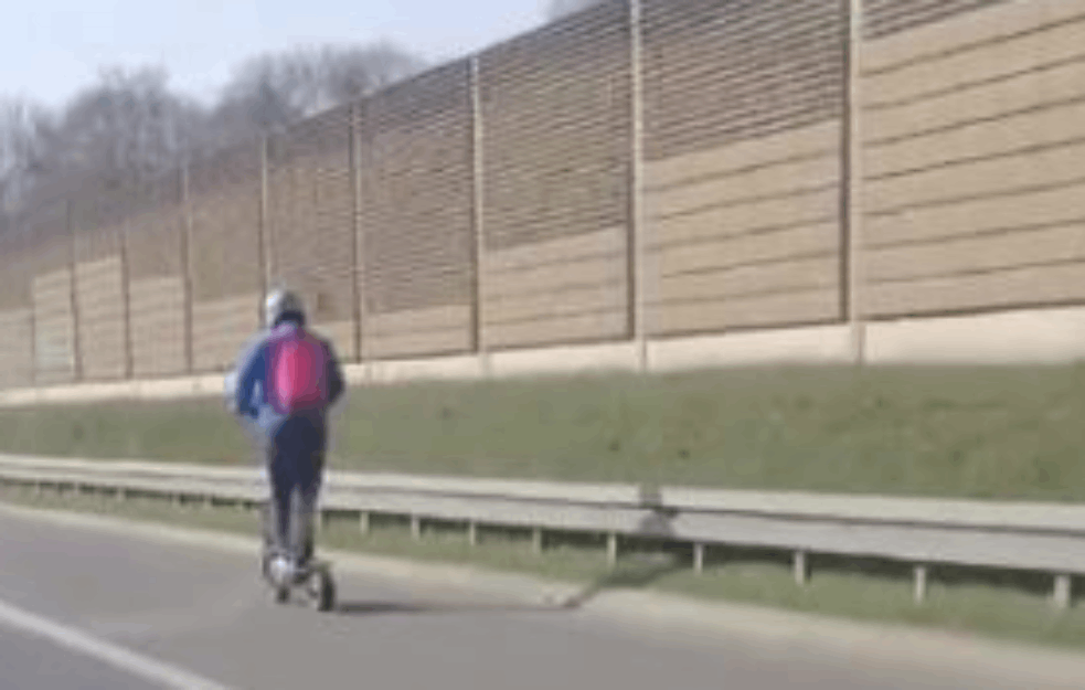 NOVA LUDOST NA AUTO-PUTU: Vozio trotinet zaustavnom trakom 80 na sat, pa krenuo u preticanje u sred špica (VIDEO)
