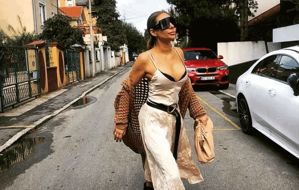PEVAČICA URLALA U <span style='color:red;'><b>BUTIK</b></span>U: Ana Nikolić 'poludela' što ne može da zameni robu BEZ RAČUNA 'I u Šanelu su mi vraćali novac, na šta ovo liči?!'