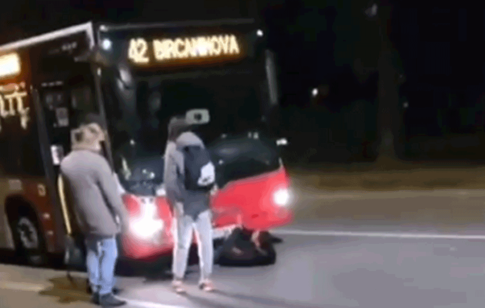 MIGRANT POKUŠAO DA IZVRŠI SAMOUBISTVO?! Prvo legao ženi POD AUTO, a zatim pod AUTOBUS!     