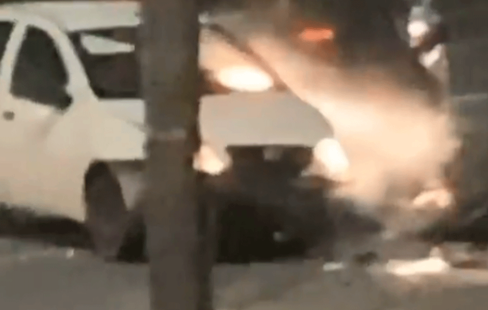 TEŽAK UDES U BULEVARU KRALJA ALEKSANDRA: Jedan automobil se ZAPALIO! 