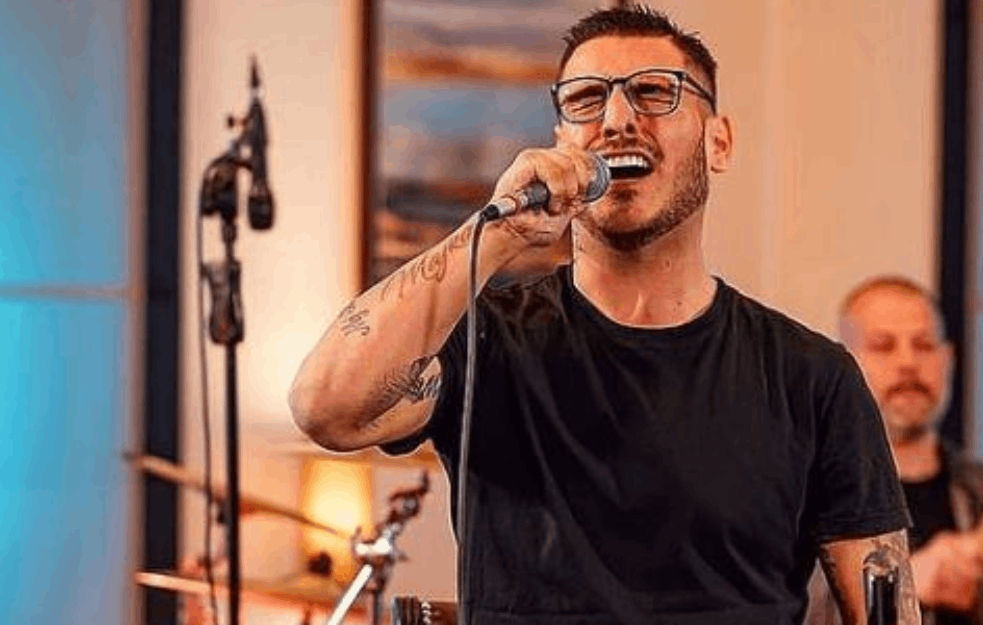 DARKO LAZIĆ PEVAO NA KORONA ŽURCI: Nastupio u zatvorenom prostoru sa bendom, niko nije POŠTOVAO MERE (VIDEO)  
