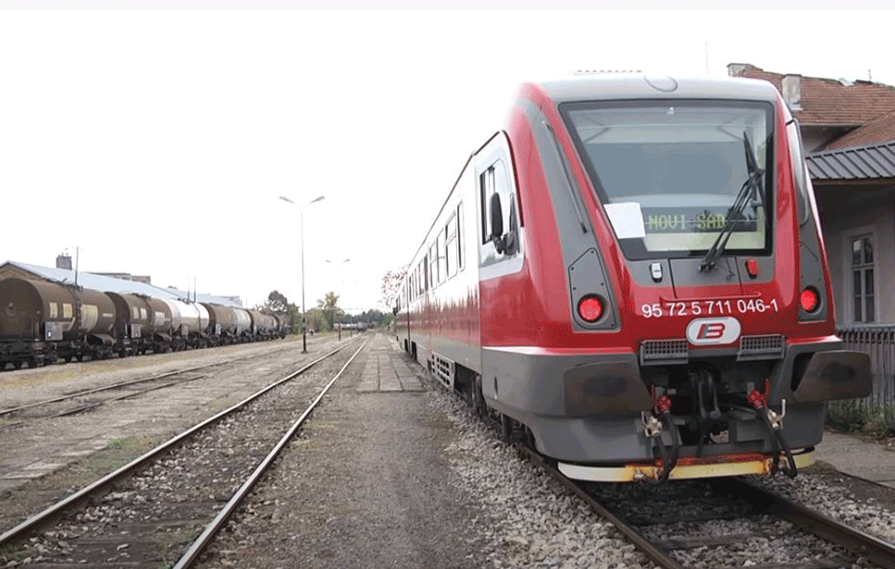 HAPŠENJE U OKOLINI NOVOG SADA: Osmorica krala gorivo iz KOMBAJNA sa VOZA! 
