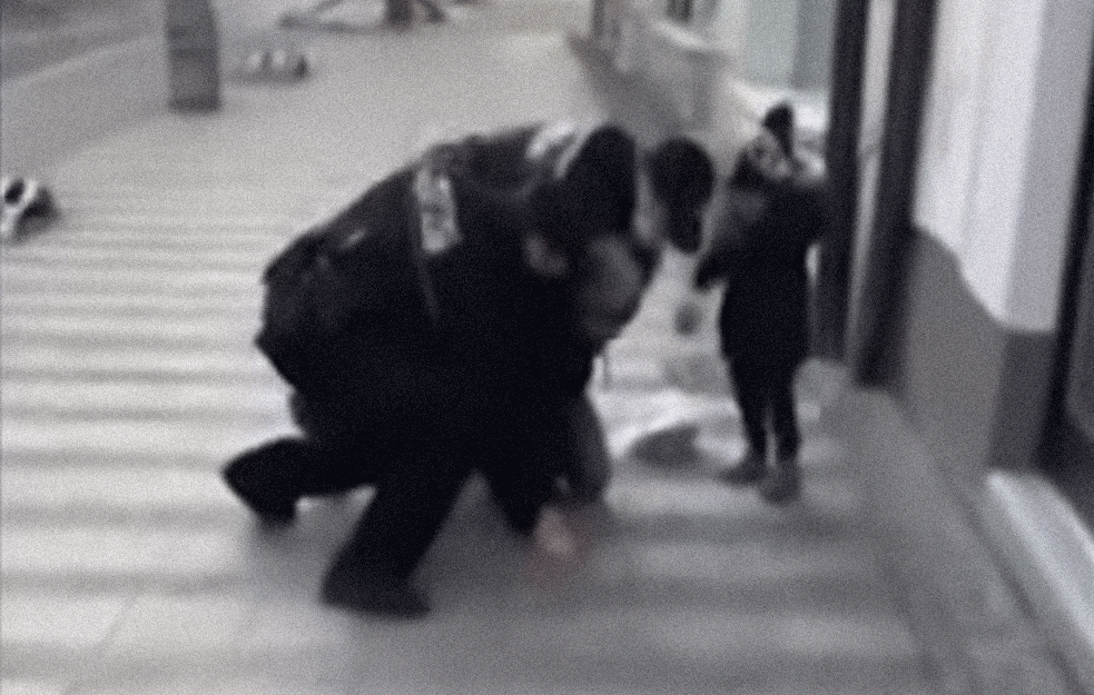 NAPALI GA JER NIJE NOSIO MASKU: Policija DAVI OCA dok DETE PORED VRIŠTI! (VIDEO) 