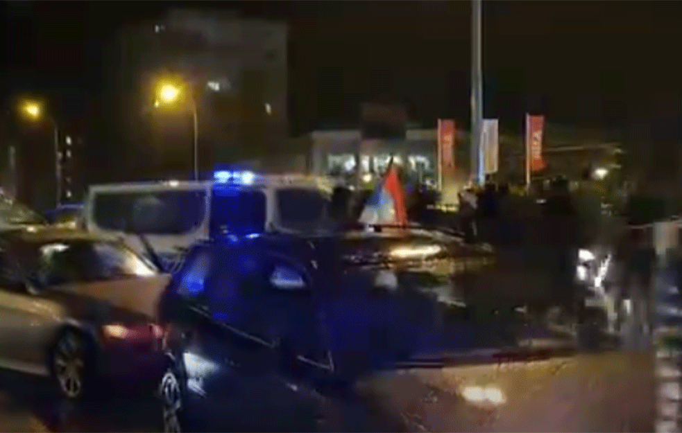 Policija rasteruje građane sa trobojkama (VIDEO)