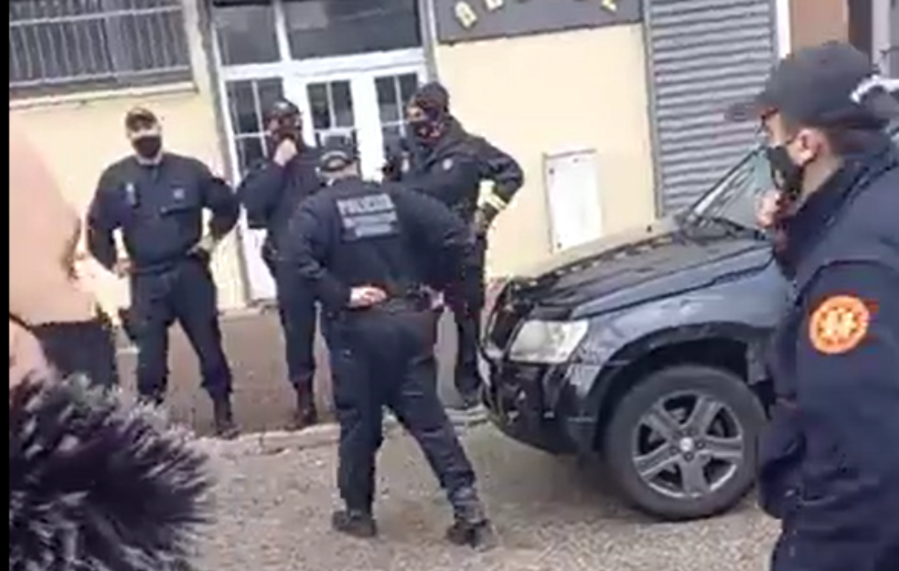 POLICIJA DOŠLA ispred lokala gde MILOVI LJUDI kupuju LIČNE KARTE! (VIDEO)