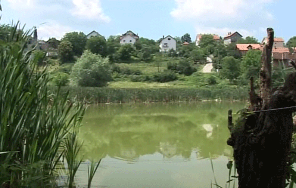 KAKO JE PROPALA IDEJA O IZGRADNJI TURISTIČKOG CENTRA: Zamalo da i Rakina bara postane deponija, a onda su meštani rešili da srede i doteraju jezero