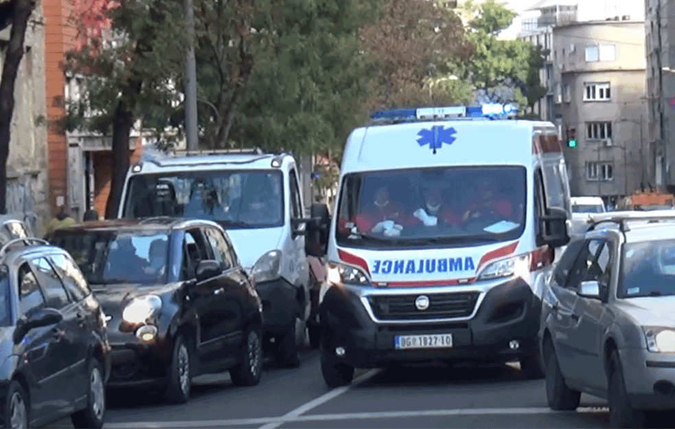 NESREĆA U CENTRU BEOGRADA: Devojka (18) pala sa zgrade, hitno prebačena u Urgentni centar 