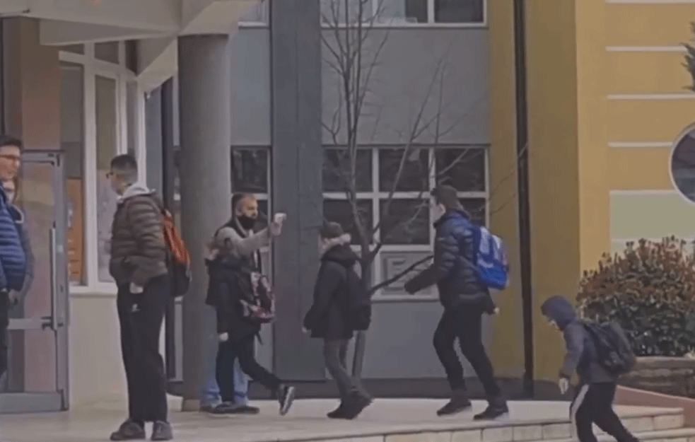 SNIMAK IZ PRIZRENA ŠOKIRAO JAVNOST: Evo kako vode računa o zdravlju osnovaca! (VIDEO)