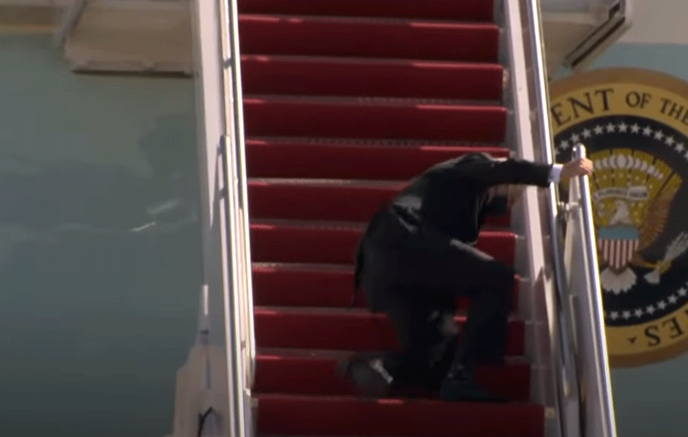 SNIMAK ULASKA AMERIČKOG PREDSEDNIKA U AVION OBIŠAO PLANETU: Džo Bajden pao na stepenicama...nekoliko puta (VIDEO)