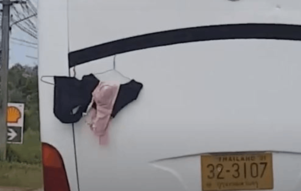 BIZARNA SCENA NASMEJALA VOZAČE: Žena zakačila veš na ofinger pa na motor autobusa! Da se brže osuši! (VIDEO)