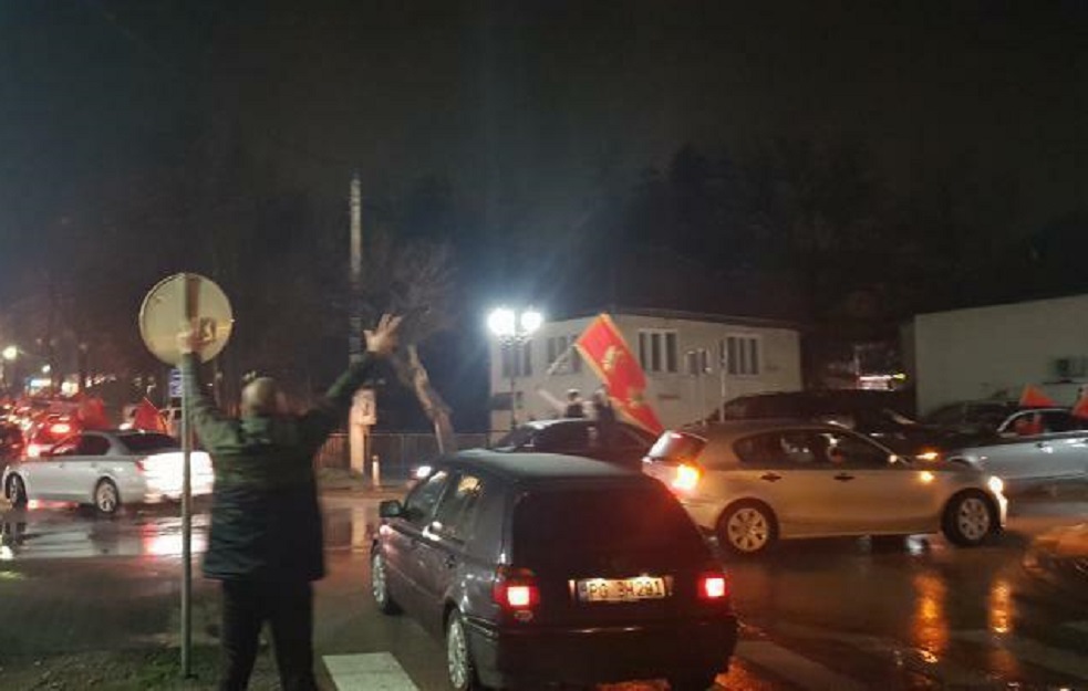 PROTESTI ŠIROM CRNE GORE: Neuspela organizacija skupa i MEĐUSOBNI <span style='color:red;'><b>UDESI</b></span>! (FOTO/VIDEO)          