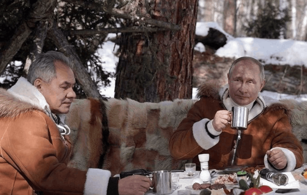 SIB<span style='color:red;'><b>IRSKA</b></span> ČAJANKA: Putin i Šojgu pijuckaju topli napitak usred NEPREGLEDNE TAJGE! (FOTO+VIDEO)