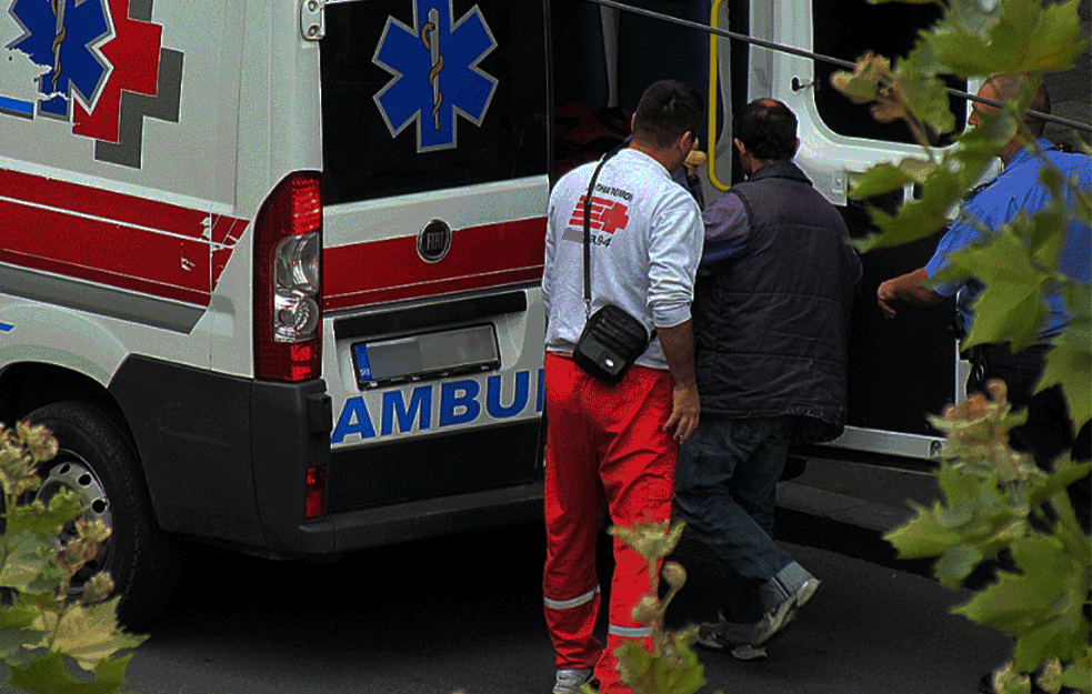 TRAGEDIJA U ZEMUNU: Radnik poginuo prilikom PADA SA SKELE! 


