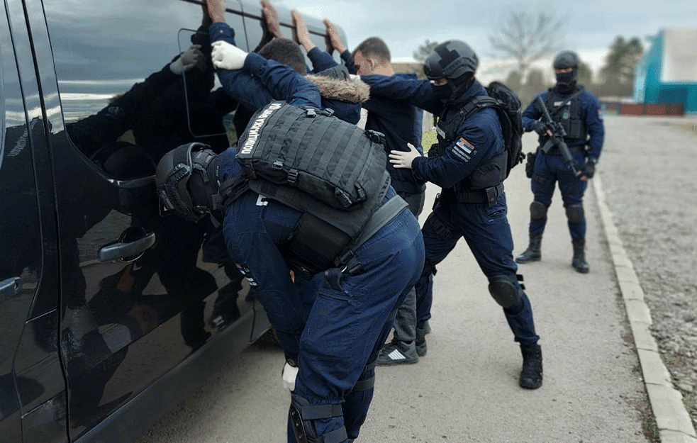 VELIKO HAPŠENJE! Razbijena grupa za krijumčarenje migranata!