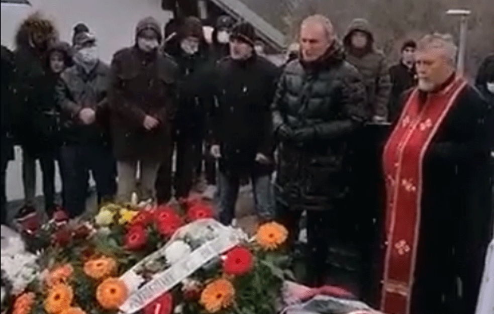 Rajo Božović održao govor na pomenu specijalcu Nikoli Simići Cigi: Za života si pokazao kako se brani srpska zemlja, tvoju <span style='color:red;'><b>plemenitost</b></span> nećemo zaboraviti (VIDEO)