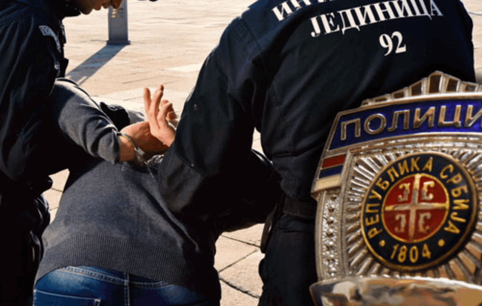 UHAPŠEN DILER U DVORIŠTU OSNOVNE ŠKOLE: Osamnaestogodišnjak kod sebe imao 25 KESICA MARIHUANE!