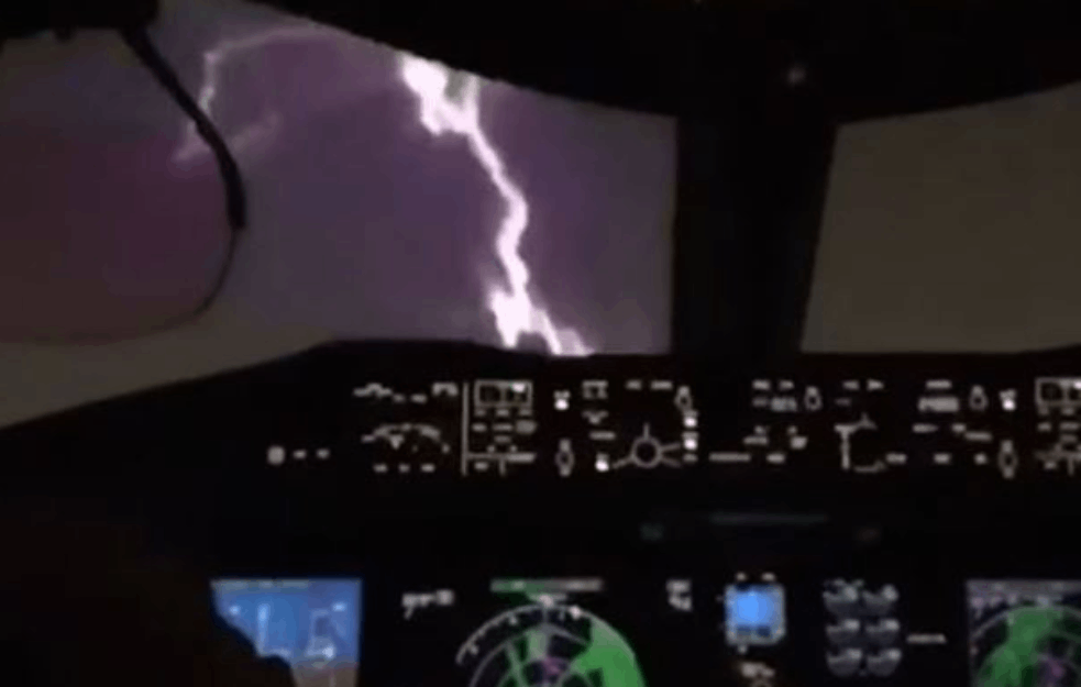 AVION SA 140 PUTNIKA UDARIO GROM: Piloti slučajno snimili UDARAC munje pa bezbedno sleteli (VIDEO)