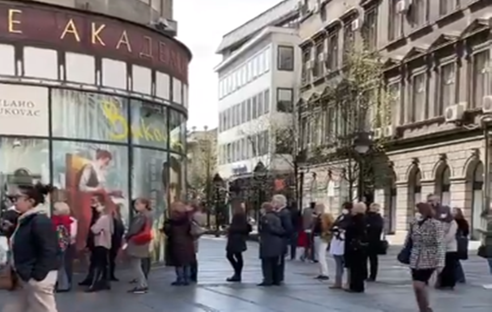 NIJE RED SAMO ISPRED ZARE: Beograđani se okrenuli umetnosti, gužva ispred galerije SANU (VIDEO)
