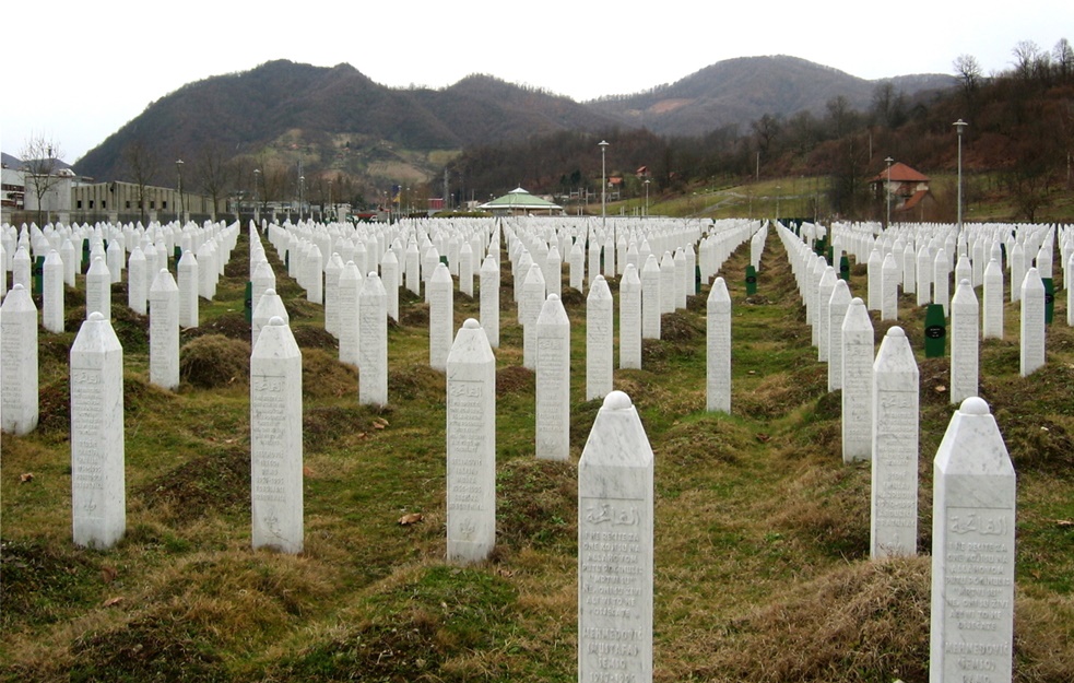 Ambasada SAD pozvala Crnu Goru da OSUDI ZLOČINE u Srebrenici: 'Priznaćemo genocid kada se DOKAŽU, sud u Hagu je IZGUBIO <span style='color:red;'><b>LEGITIMITET</b></span>'