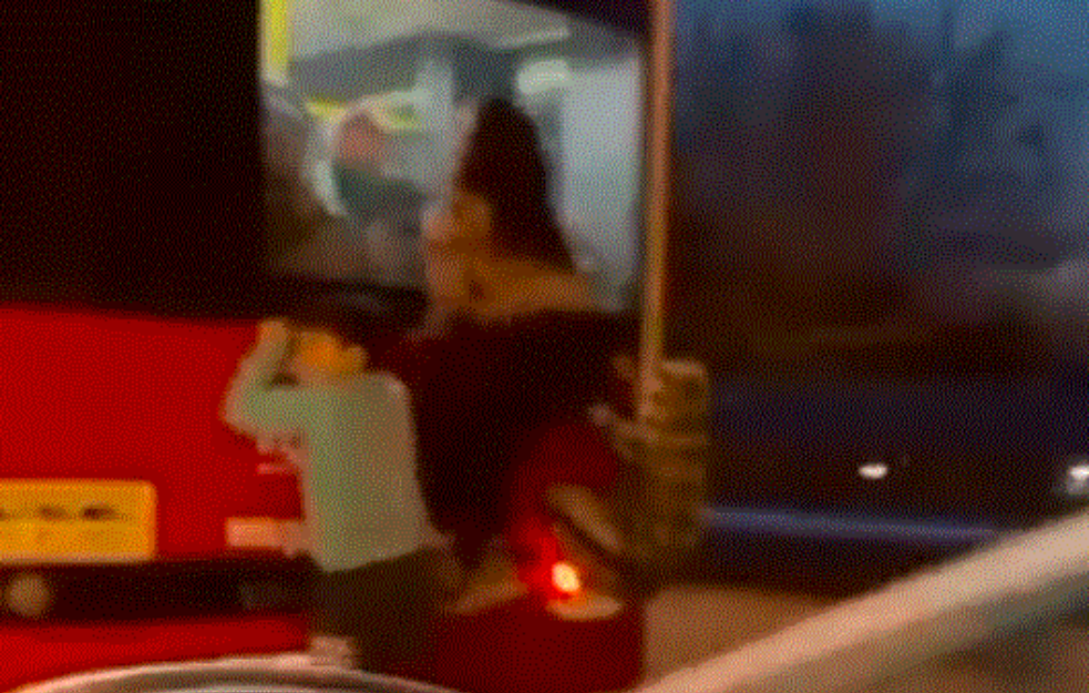 JEZIVA SCENA U BEOGRADU: Tri deteta vise zakačena na zadnji deo autobusa! (VIDEO)

