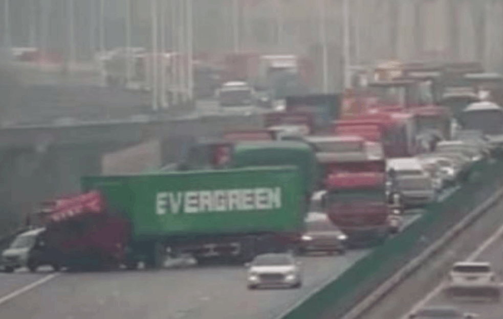 UKLETI 'EVERGREEN' BLOKIRA SVET? Posle Sueckog kanala još jedan PEH istog imena napravio ZASTOJ (FOTO) 