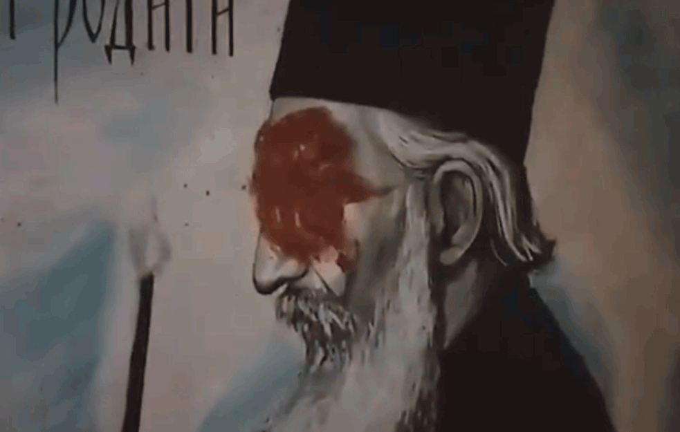 SRAMOTNO! MURAL patrijarha Pavla JEZIVO UNAKAŽEN! (VIDEO)




