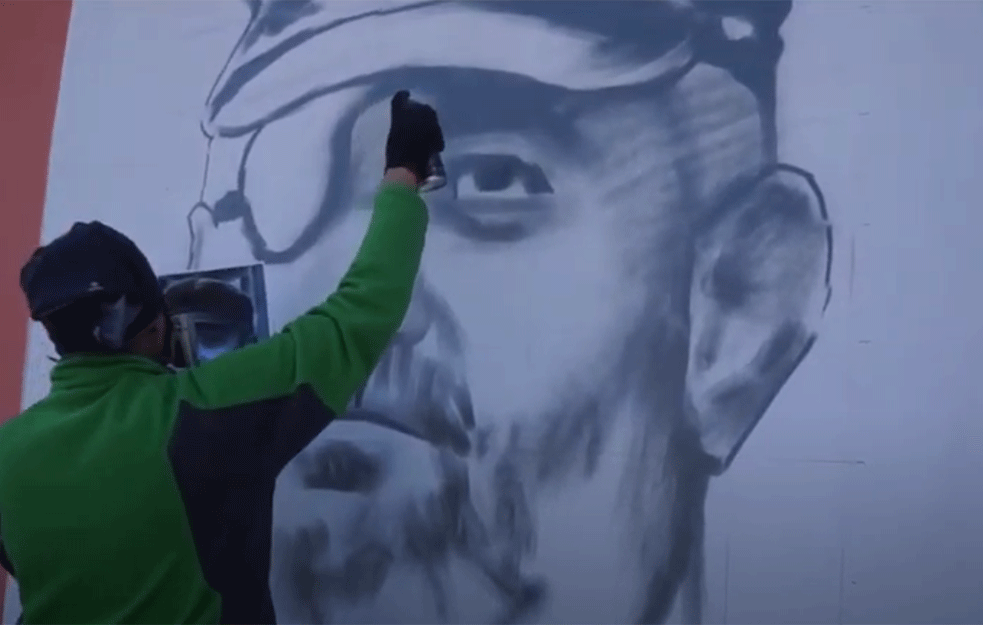 U ZNAK ZAHVALNOSTI ZA HEROJSKA DELA: Ruski <span style='color:red;'><b>dobrovoljac</b></span> Albert Andijev dobio mural i u Sremskoj Mitrovici (VIDEO)