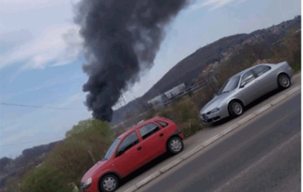 ZAVRŠENA BORBA SA VATRENOM STIHIJOM: Vatrogasci USPELI da ugase POŽAR koji je izbio u MAGACINU u Rakovici! (VIDEO) 