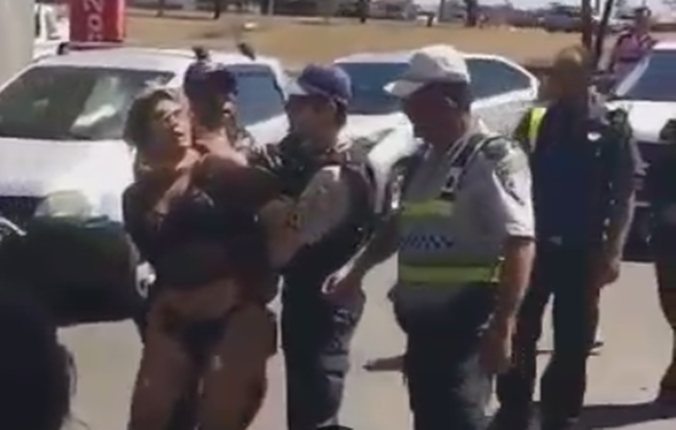 POSLE KAŽU DA SU ŽENE SLABIJI POL: <span style='color:red;'><b>Polugola</b></span> plavuša dobro NAMLATILA POLICAJCE! (VIDEO) 