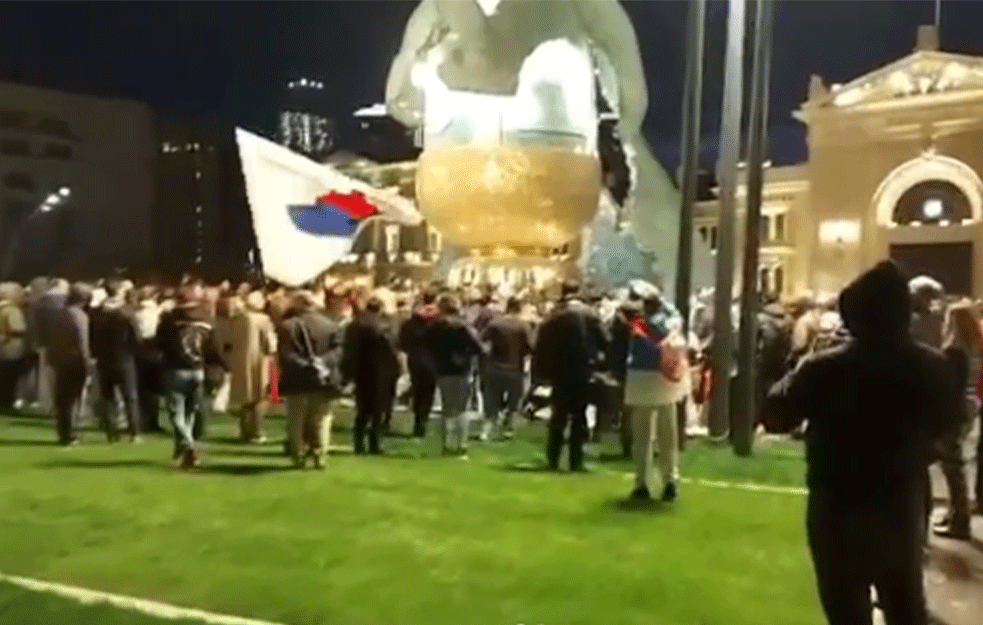 SKANDALOZNO! Antivakseri ponovo opleli kolo na Savskom trgu u danu kada je 38 ljudi UMRLO! (VIDEO)