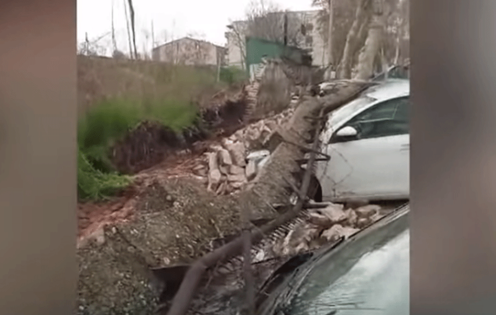<span style='color:red;'><b>OBRUŠIO SE ZID</b></span> STADIONA 'ZEMUN' I UNIŠTIO AUTOMOBILE: Građani besni zbog VELIKE ŠTETE!
