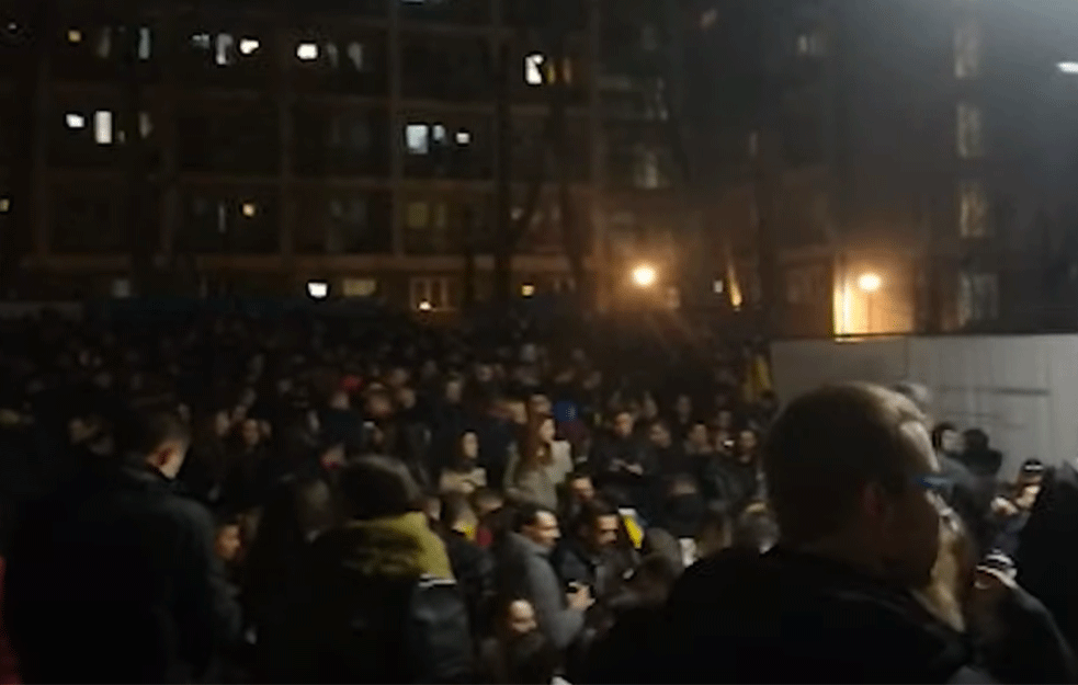 Juče kolo oko spomenika, danas žurka u <span style='color:red;'><b>Studenjak</b></span>u! Nekoliko hiljada budućih akademskih građana slavi svoj praznik uz hitove Sinana Sakića!