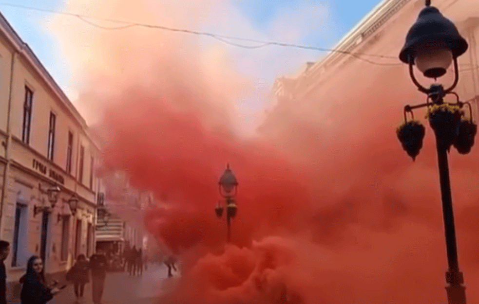 BEOGRAD NA NOGAMA ZBOG ODLUKE PREMIJERA KRIVOKAPIĆA: <span style='color:red;'><b>Dimne bombe</b></span> ispred CRNOGORSKE AMBASADE u znak protesta! (VIDEO)