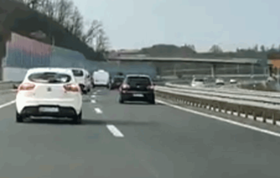 VOŽNJA U SUPROTNOM SMERU NA AUTOPUTU MILOŠ VELIKI: Zatvoren tunel PRIMORAO <span style='color:red;'><b>kolone vozila</b></span> da se vraćaju kilometrima! (VIDEO)
